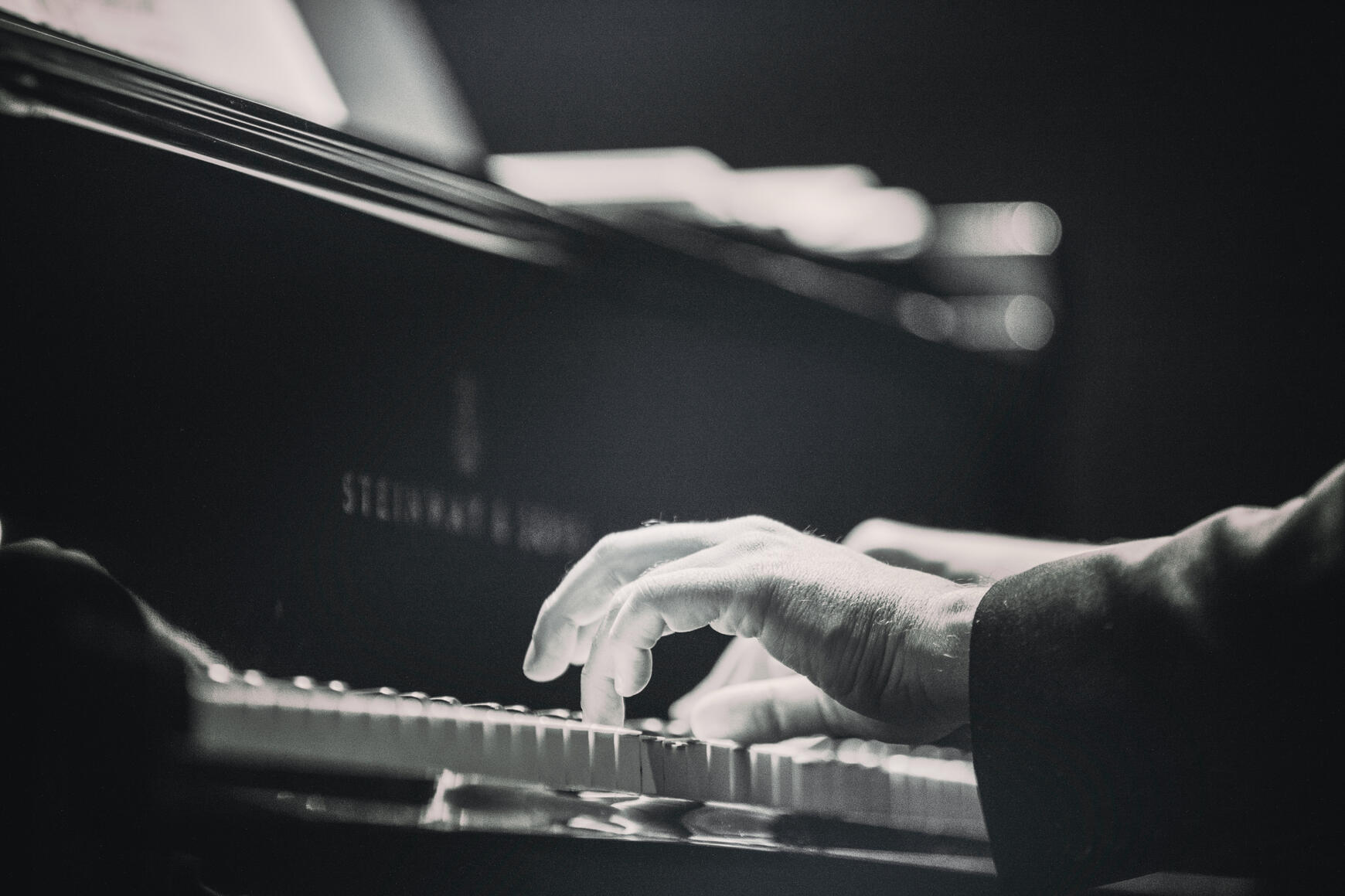 Bella Vista Entertainment jazz artist Sean Stanley playing the piano.